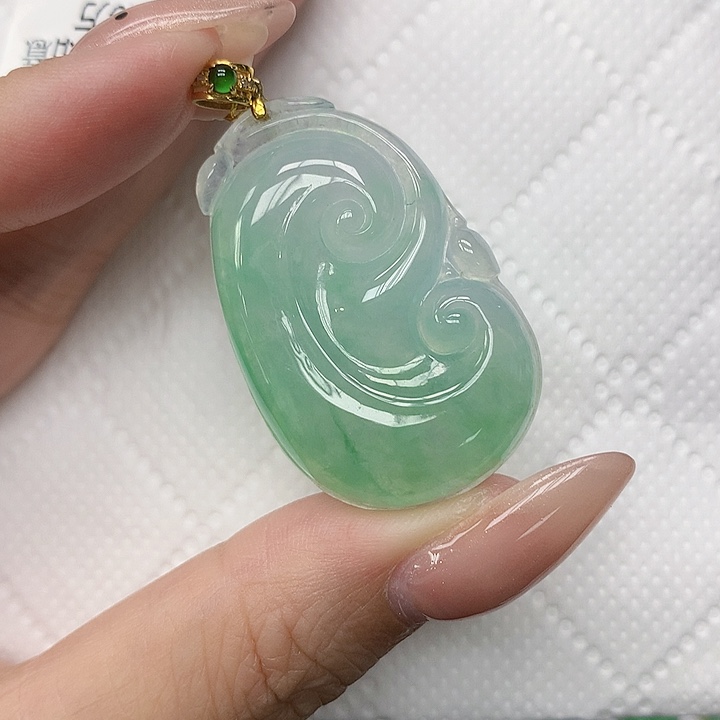 颈饰18K金镶嵌翡翠