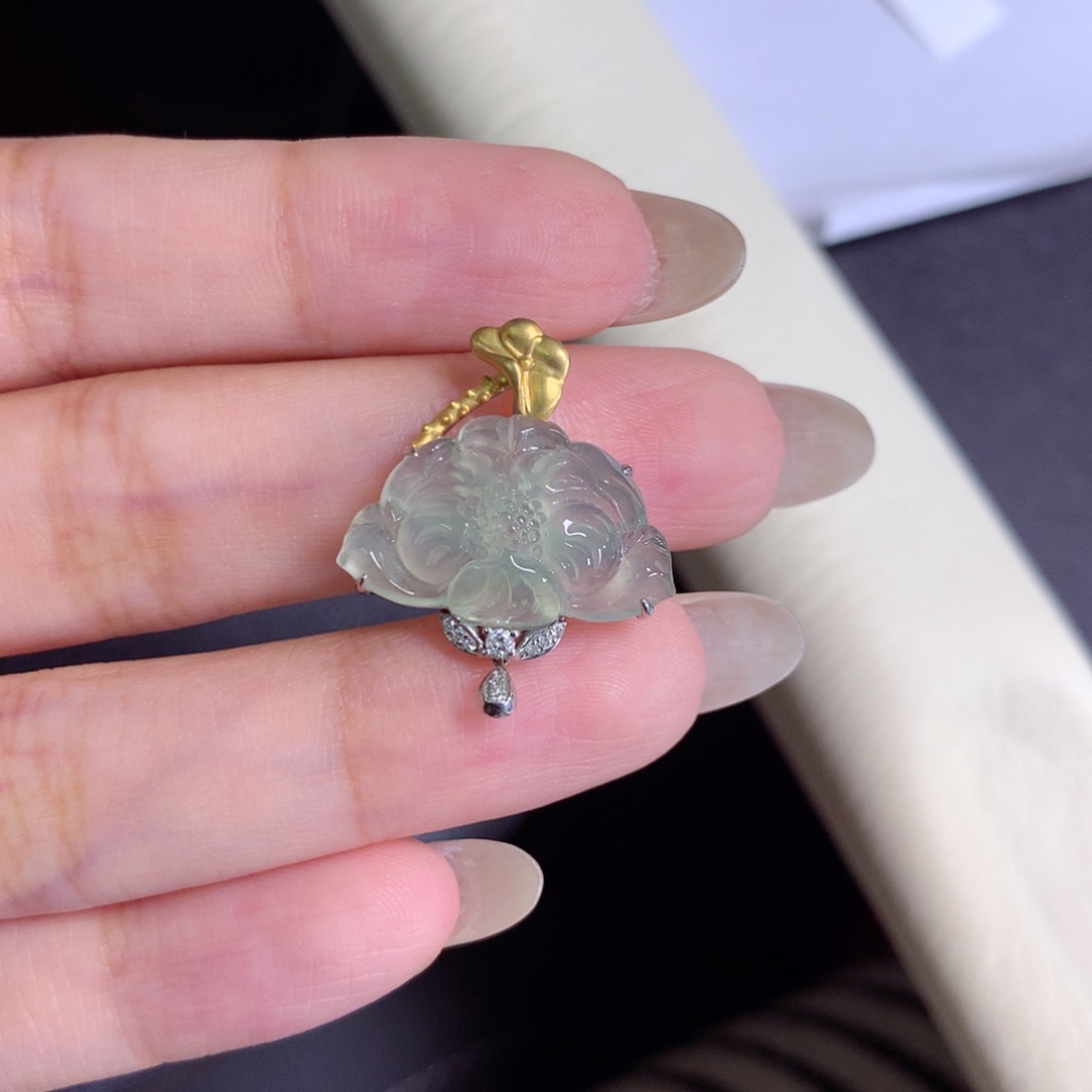 颈饰18K金镶嵌翡翠财*花