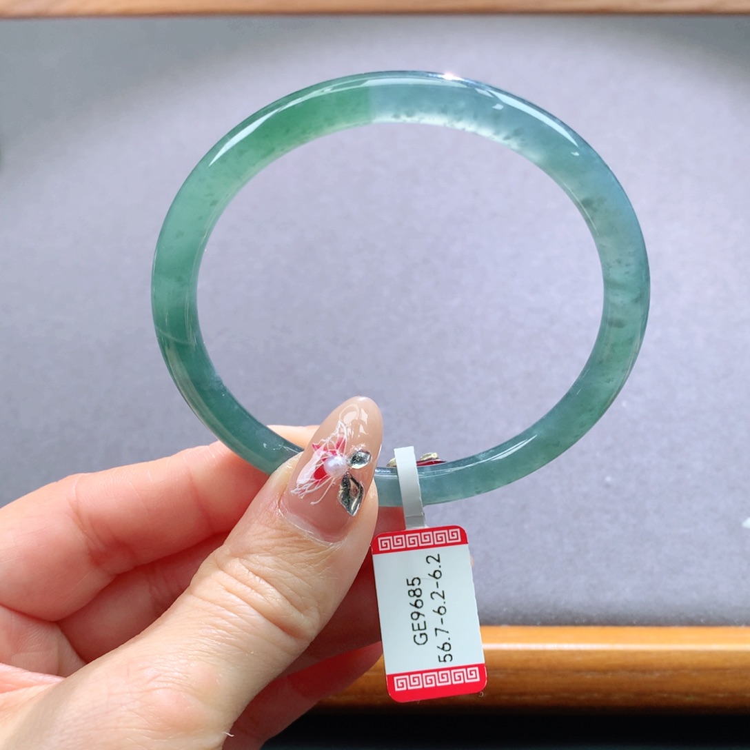 翡翠手镯未镶嵌天然翡翠手镯