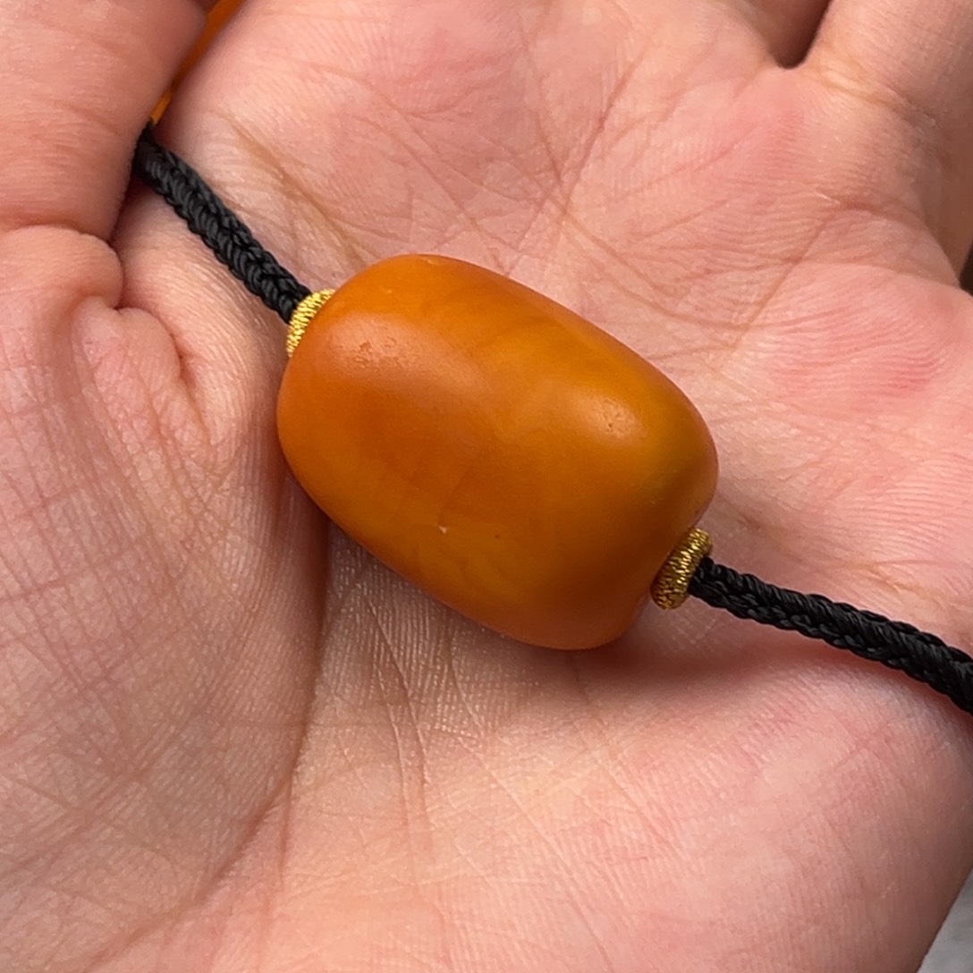 悠***·琥珀未镶嵌颈饰老蜜蜡