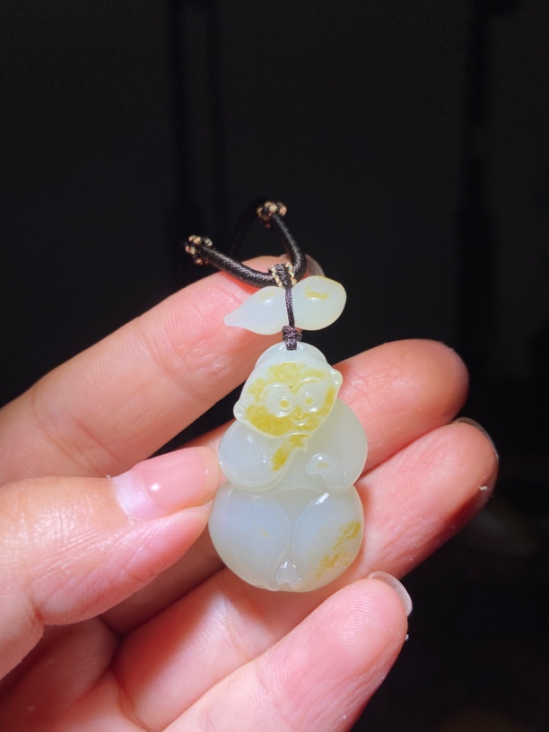 新疆天然和田玉雕刻挂件灵猴