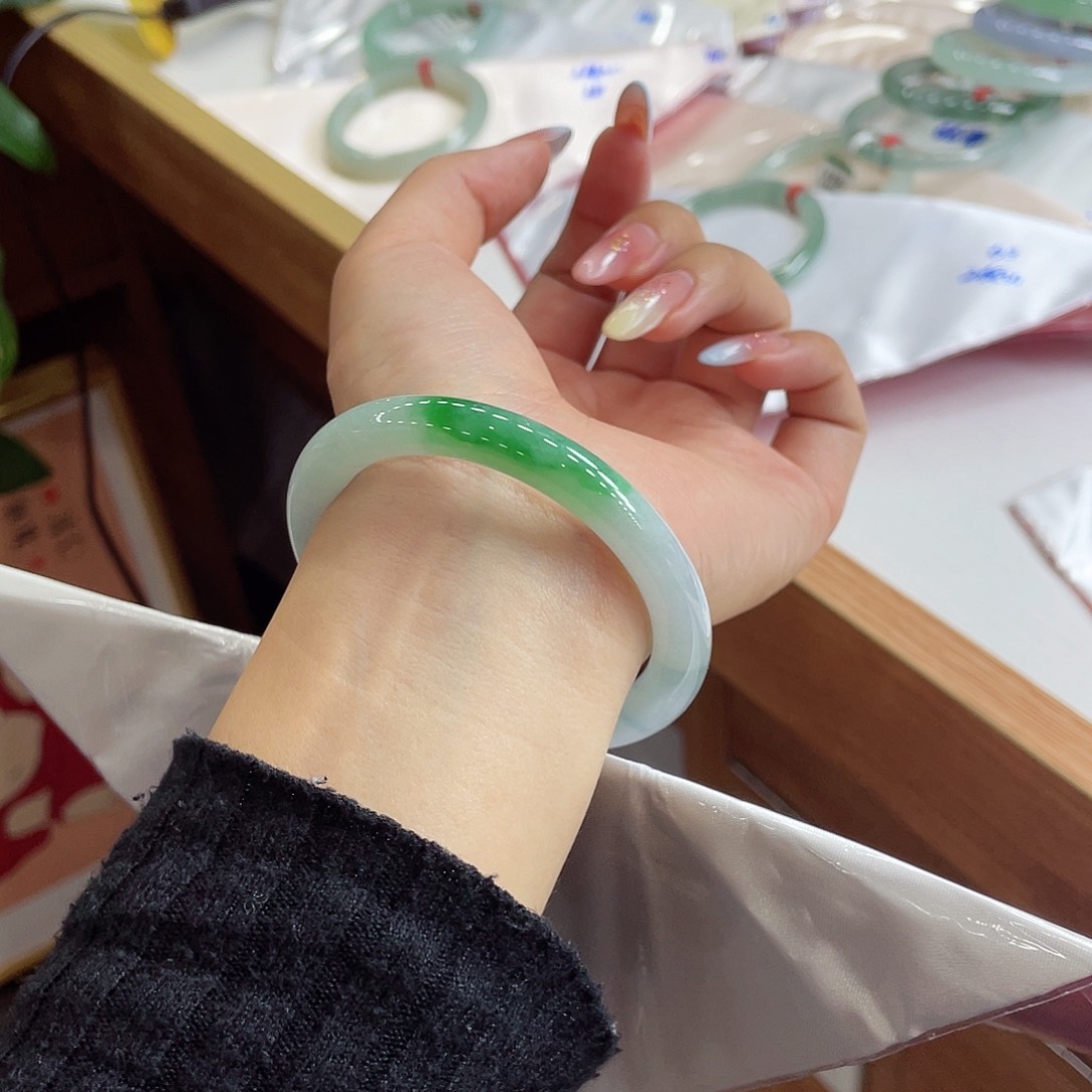 翡翠未镶嵌手镯13 号链接