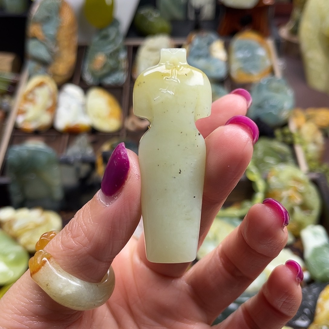 蛇纹石玉颈饰未镶嵌花玉旗袍