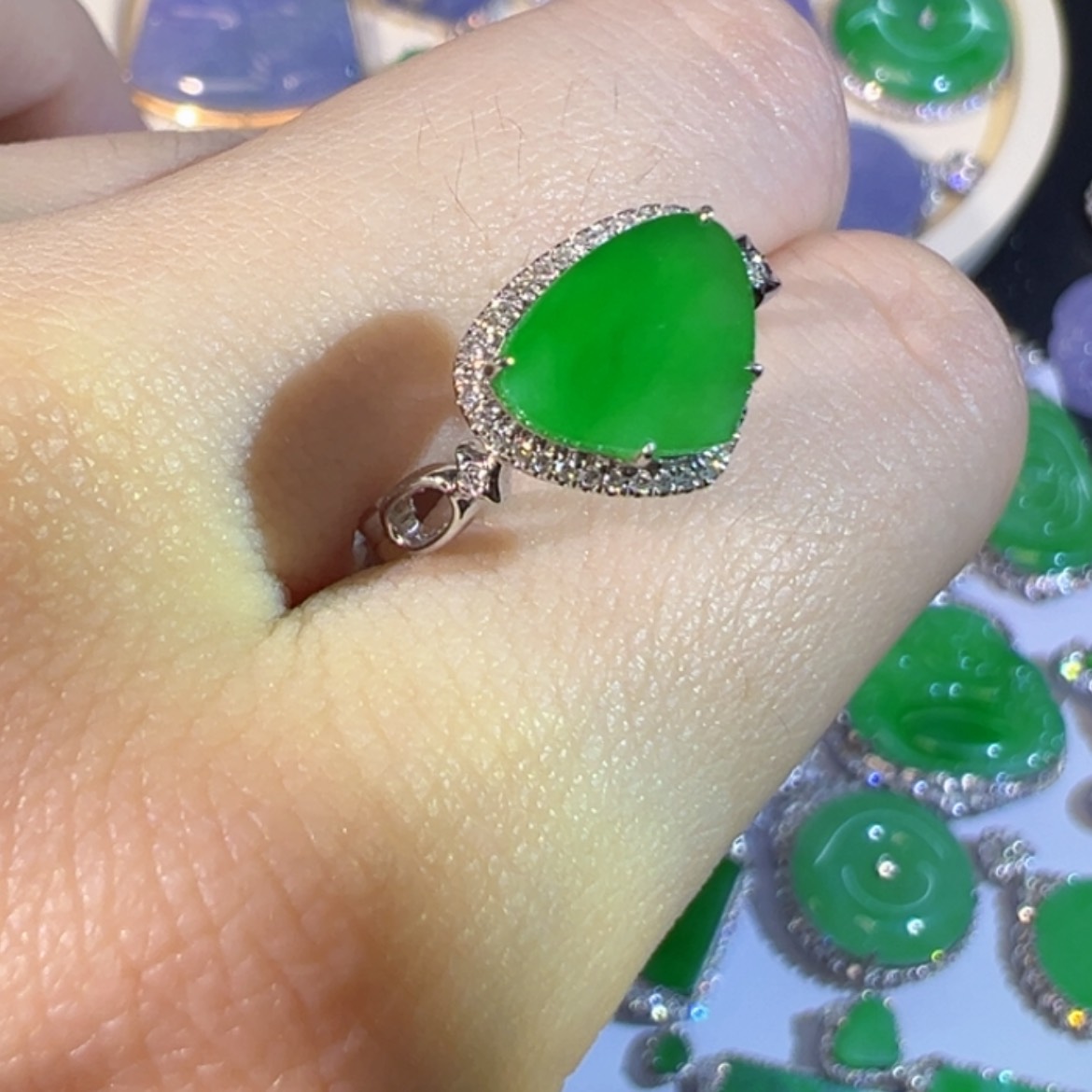 【闪购商品】翡翠颈饰18K金镶嵌缅甸翡翠爱心戒指