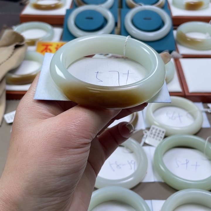 和田玉手镯未镶嵌