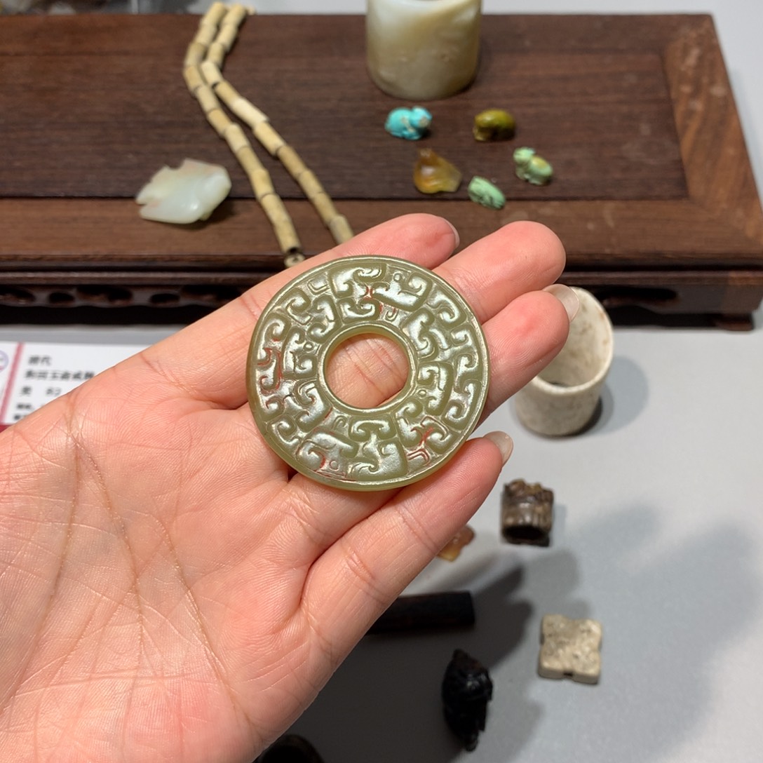 刷***人和田玉（糖玉）未镶嵌颈饰