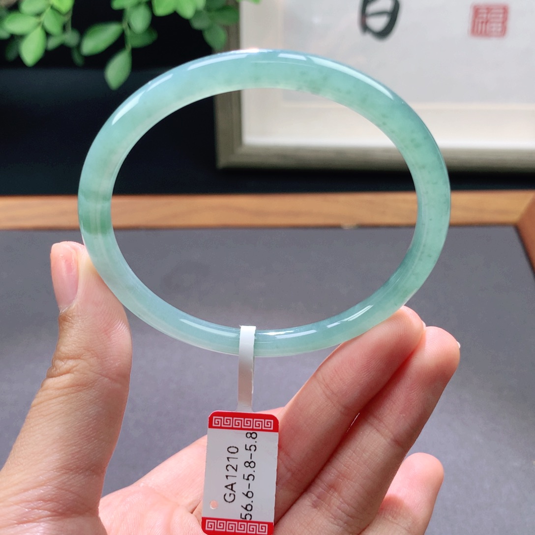 翡翠手镯未镶嵌天然翡翠手镯