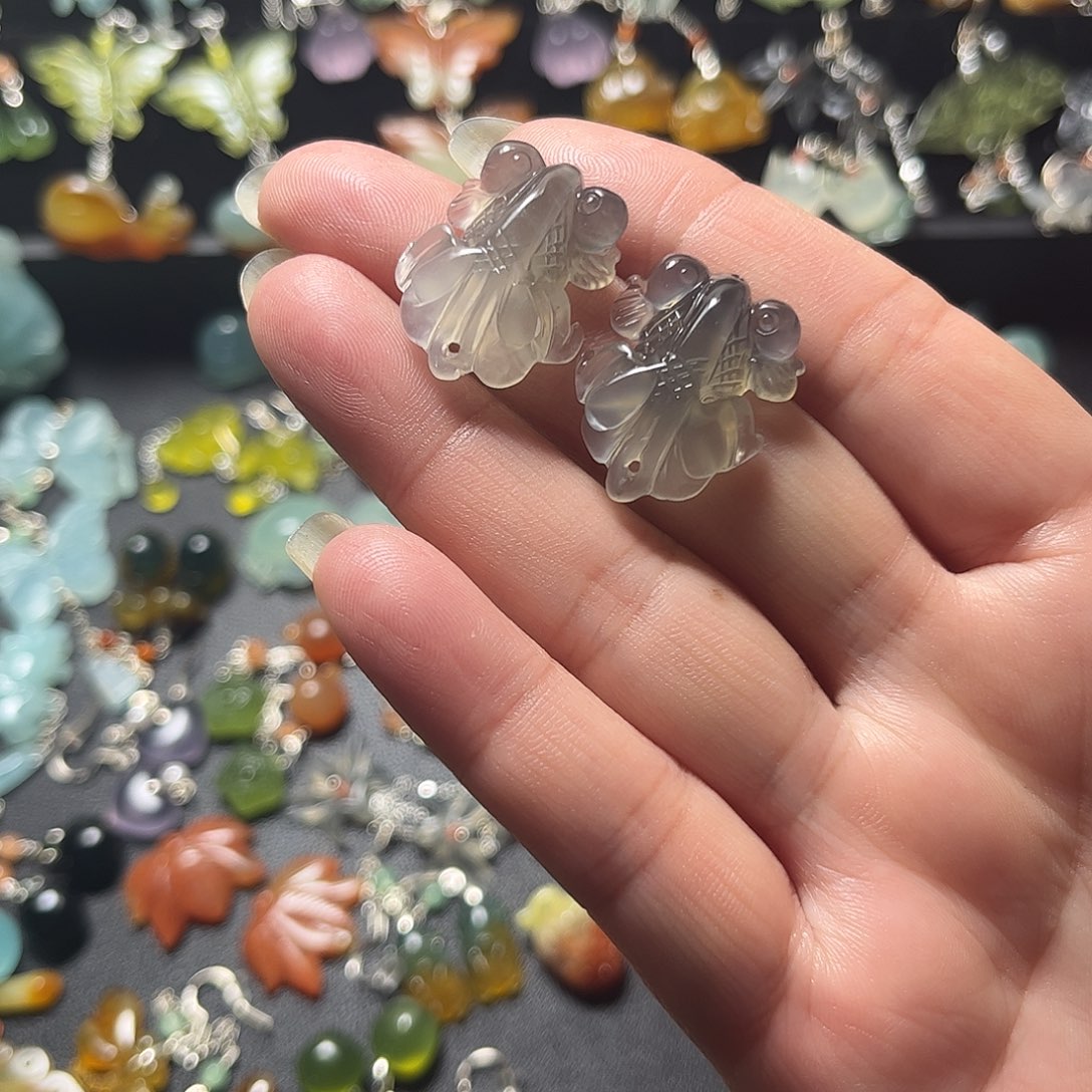 黛****蛇纹石玉未镶嵌耳饰