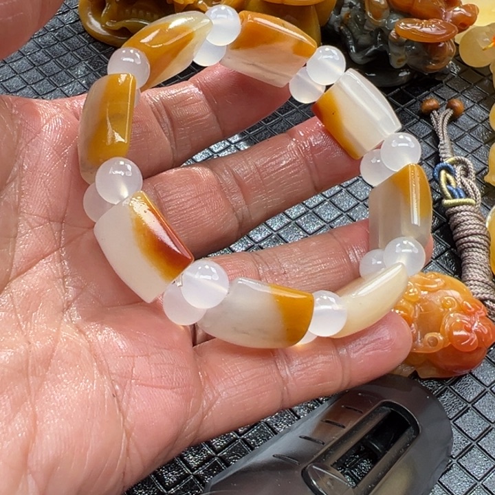 石英质玉（黄龙玉）颈饰未镶嵌