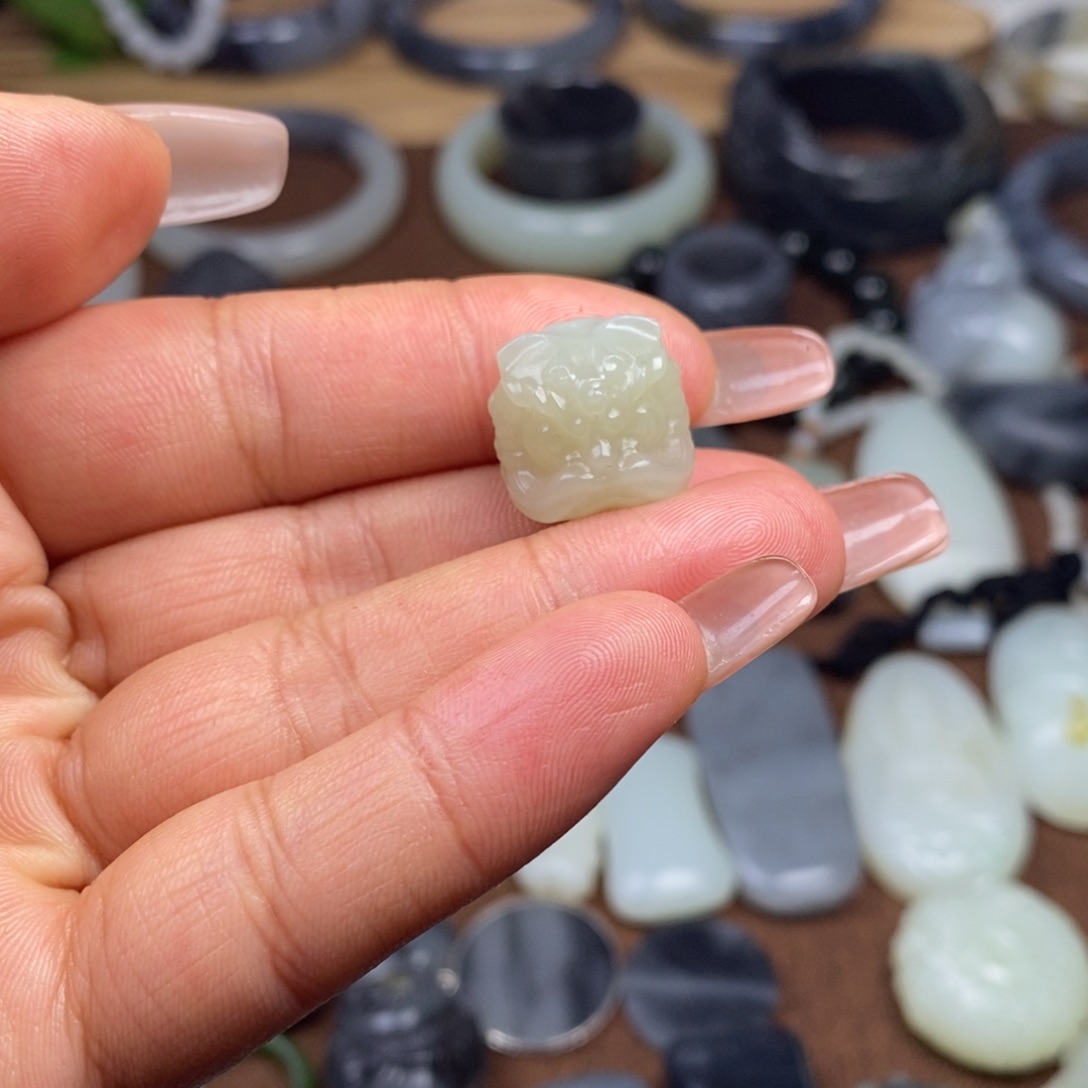 爱***鱼和田玉未镶嵌颈饰