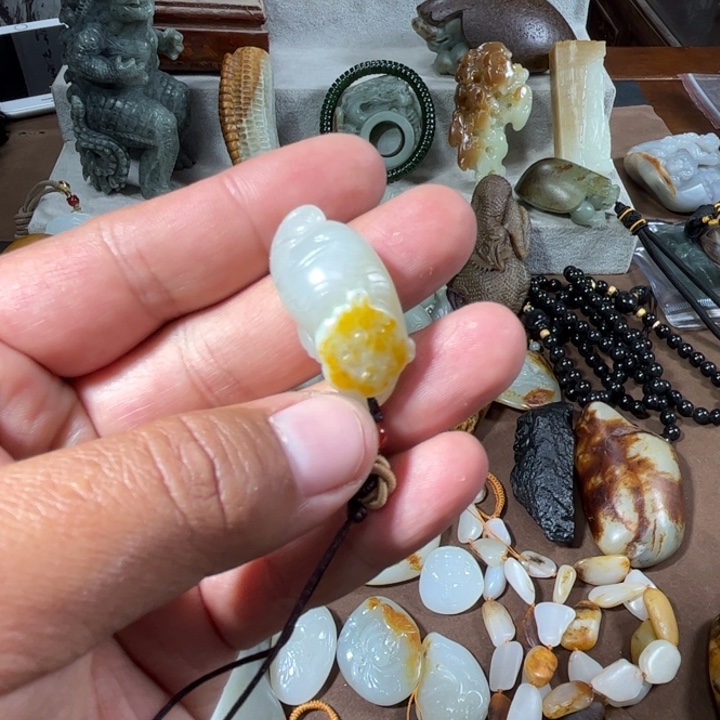 贪***当和田玉未镶嵌挂件