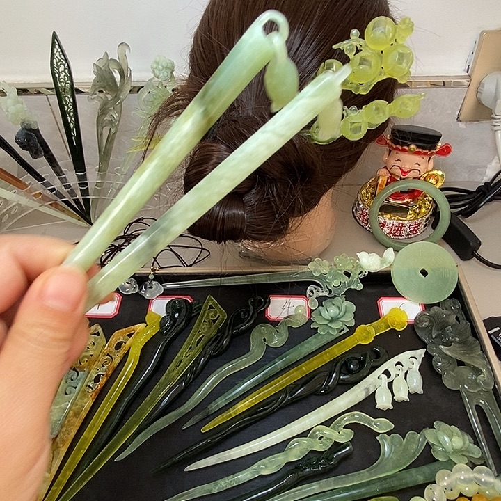 刁***怪蛇纹石玉合金发饰铃兰