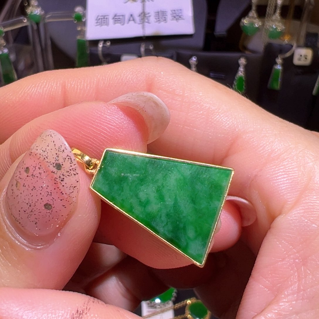 翡翠18K金镶嵌颈饰吊坠