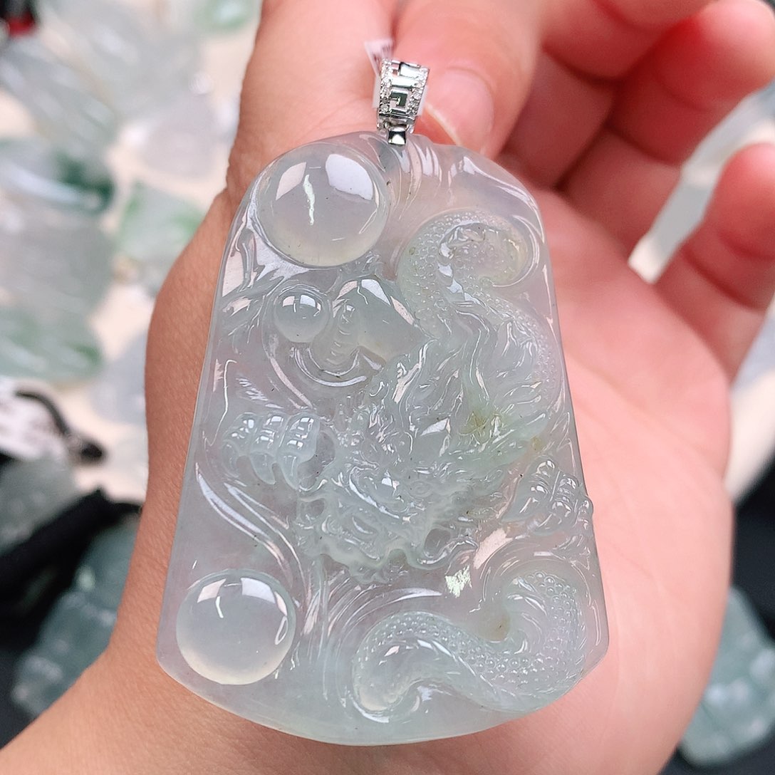 翡翠颈饰18K金镶嵌冰胶晴绿大龙牌