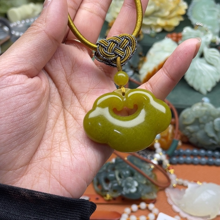 蛇纹石玉吊坠合金