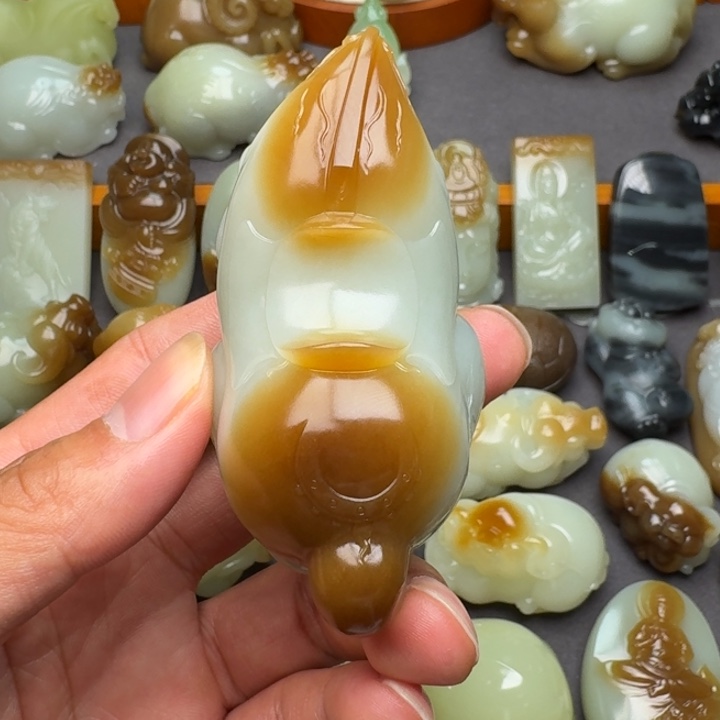 和田玉（糖玉）颈饰未镶嵌龙**人