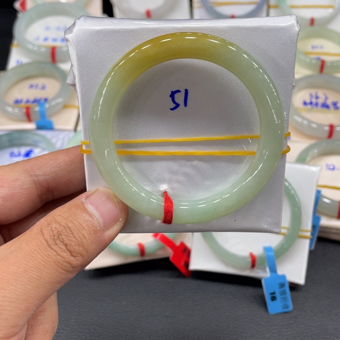 翡翠手镯未镶嵌天然翡翠