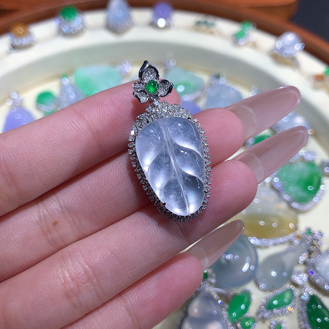 翡翠18K金镶嵌颈饰玻璃叶子吊坠