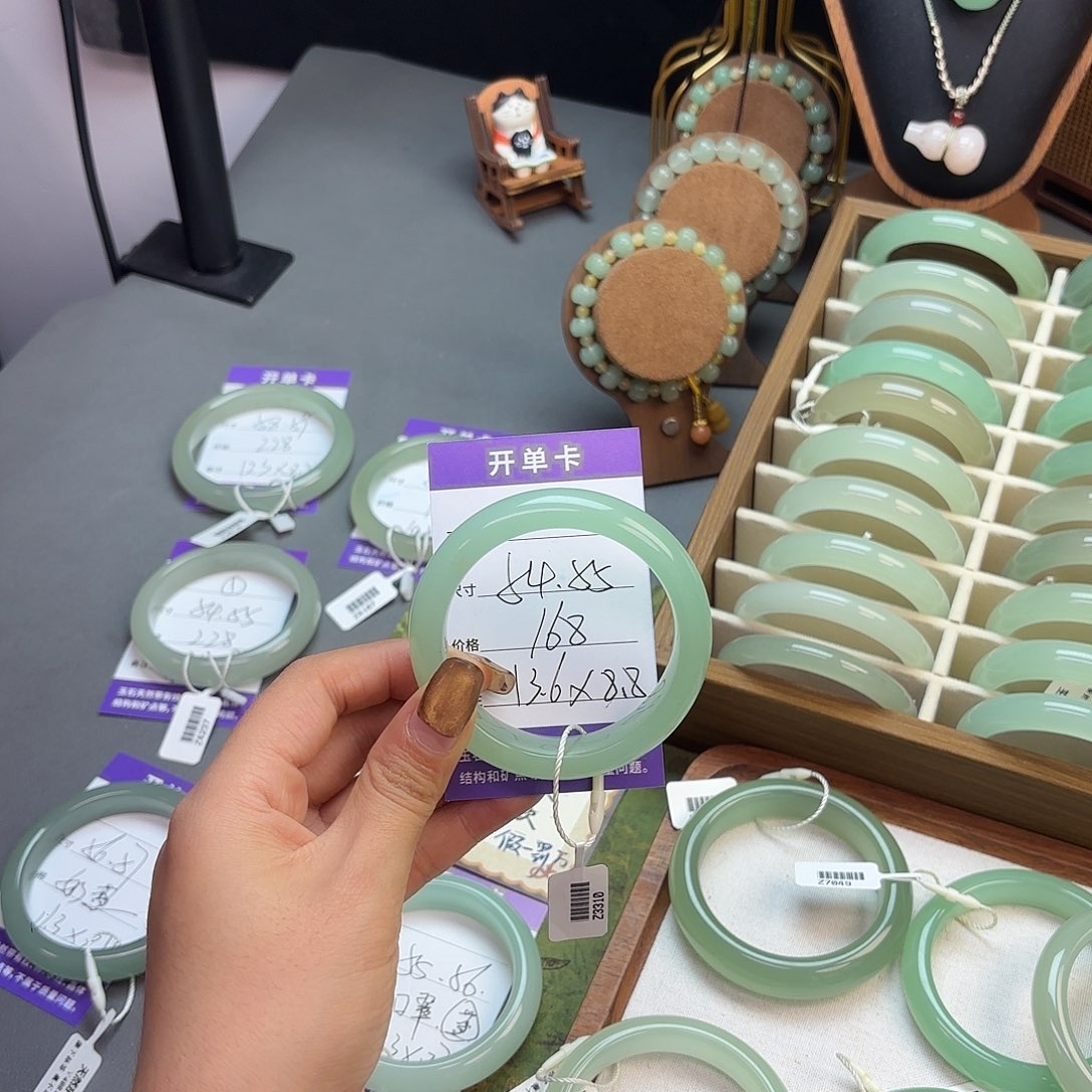 东陵石未镶嵌手镯