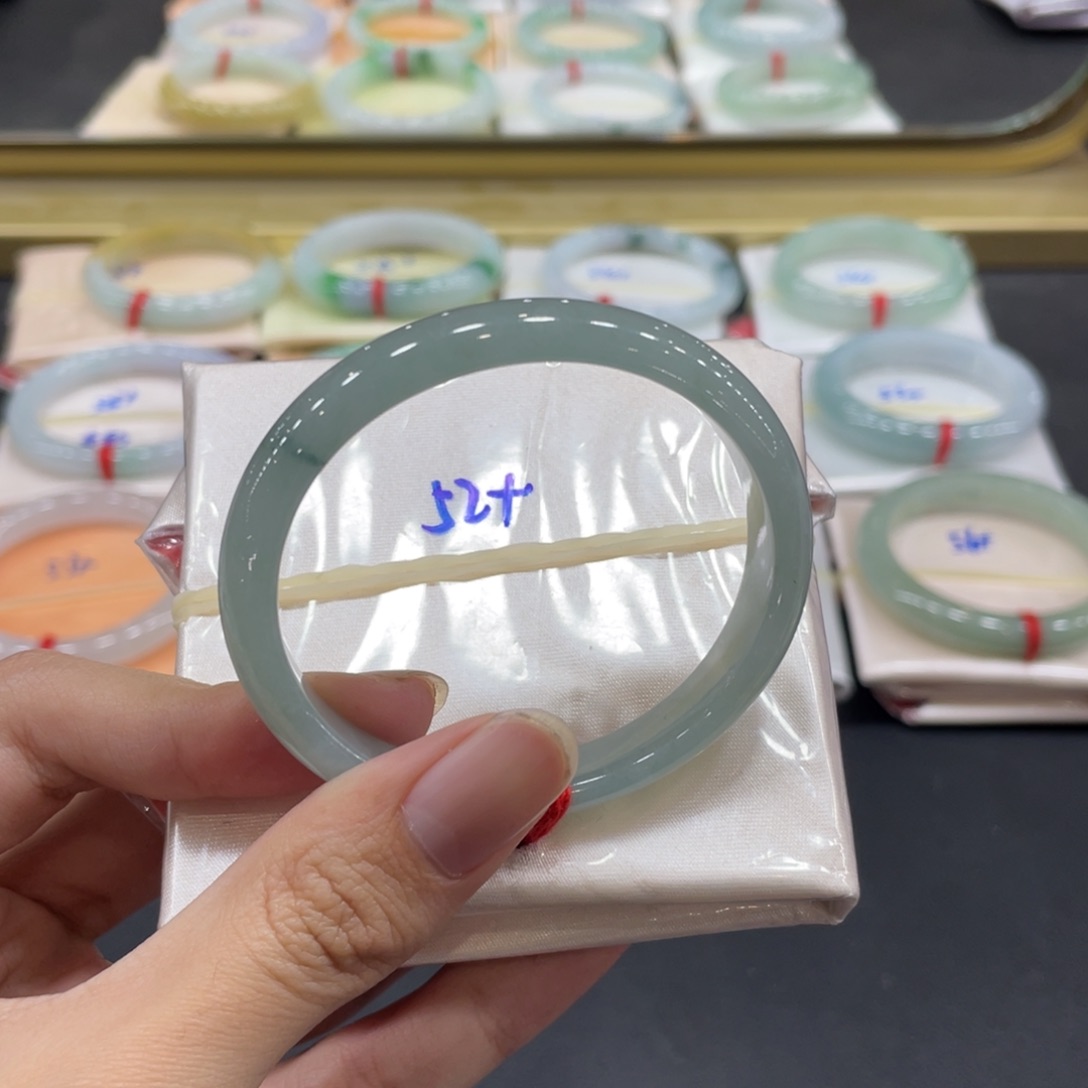 翡翠手镯未镶嵌翡翠手镯