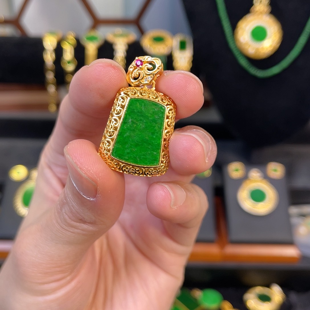 翡翠吊坠(赠链)银S925镀金镶嵌
