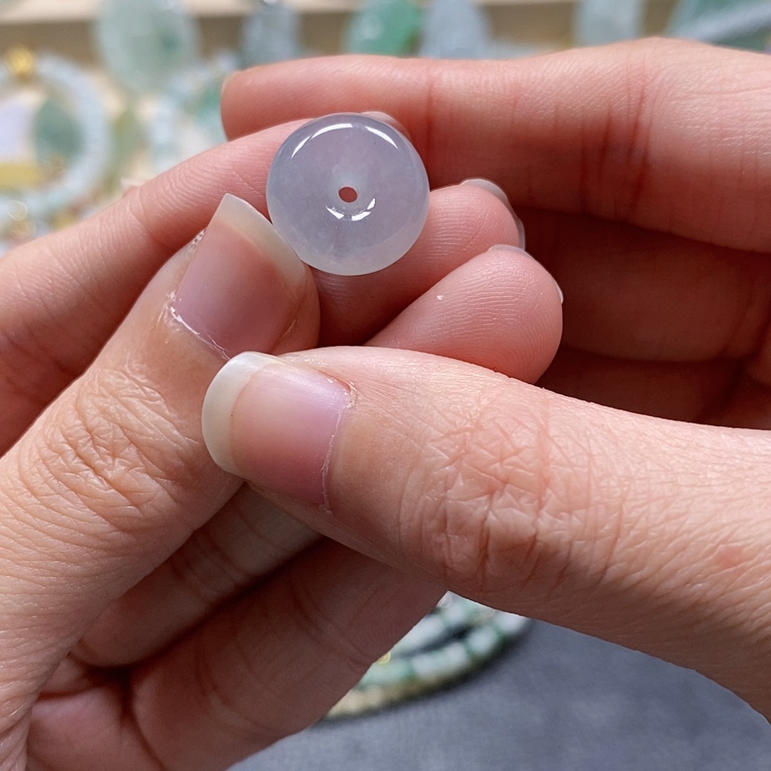 翡翠颈饰未镶嵌闪