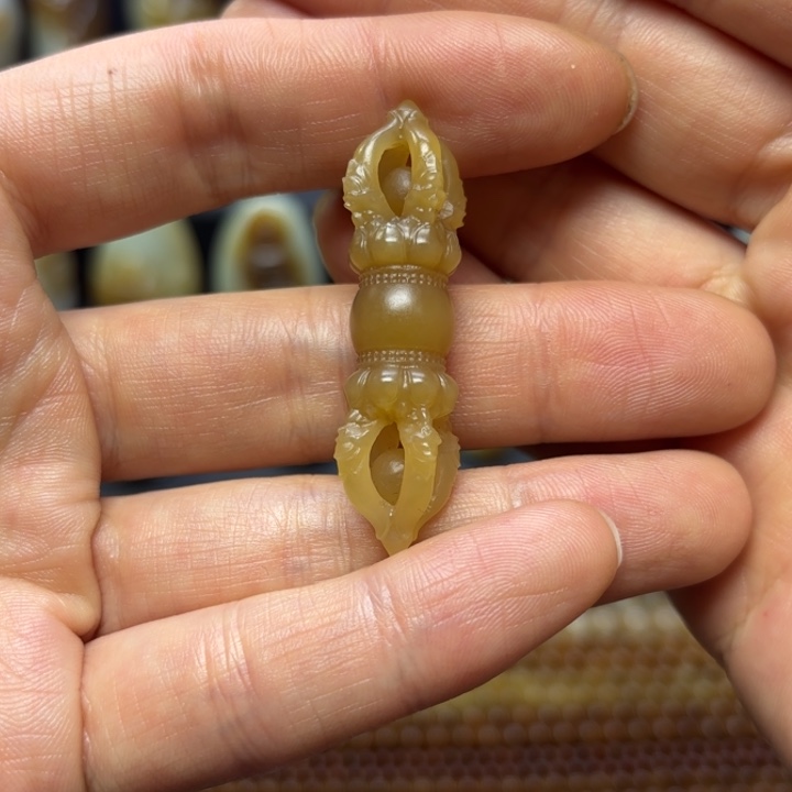 颈饰未镶嵌和田玉（糖玉）