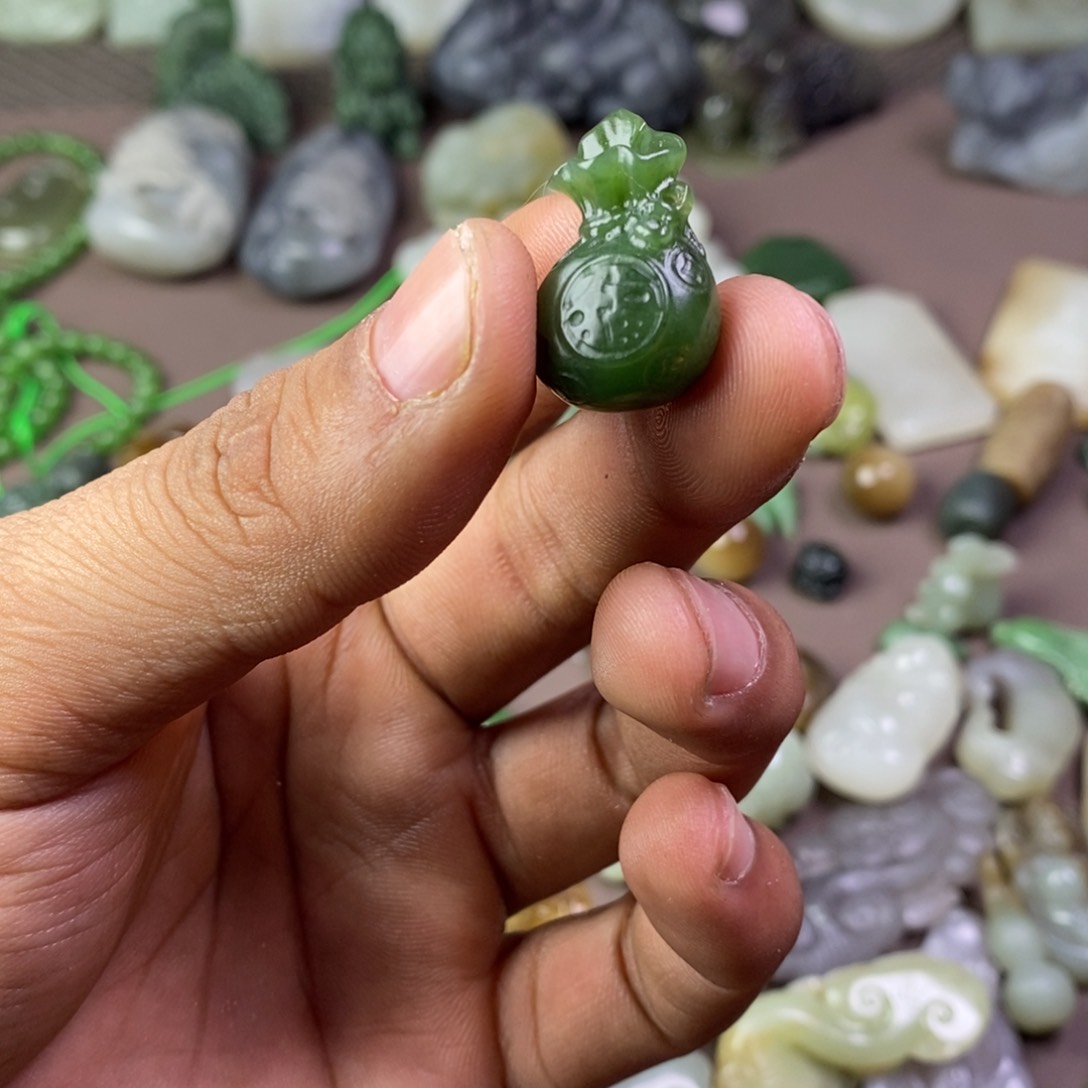 和田玉颈饰未镶嵌木**子