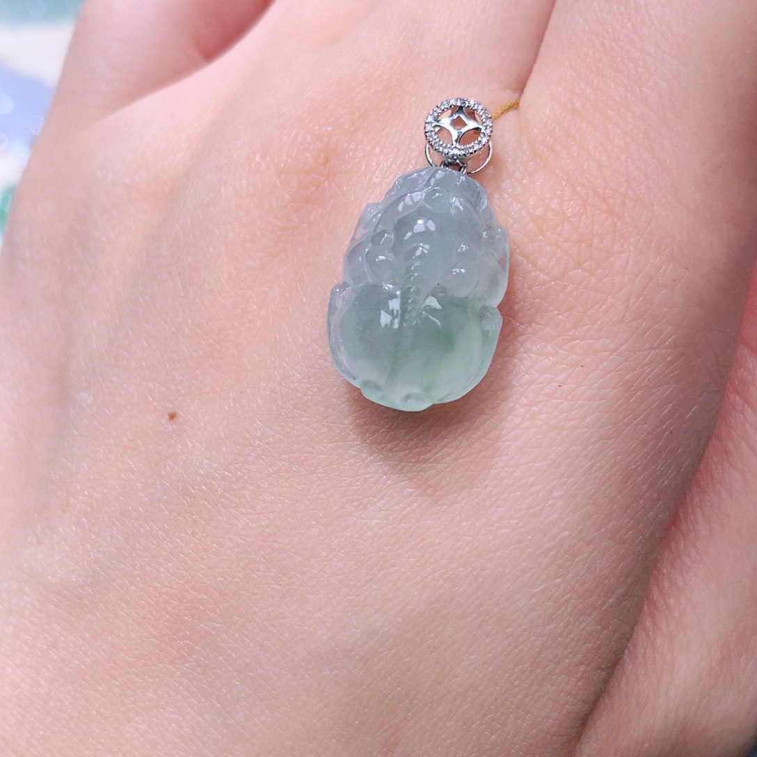 颈饰18K金镶嵌翡翠貔貅