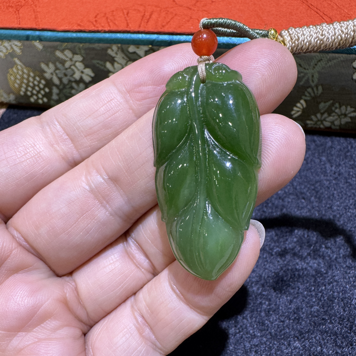 天然和田碧玉树叶吊坠女性
