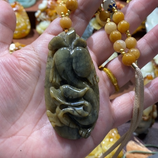 蛇纹石玉未镶嵌颈饰