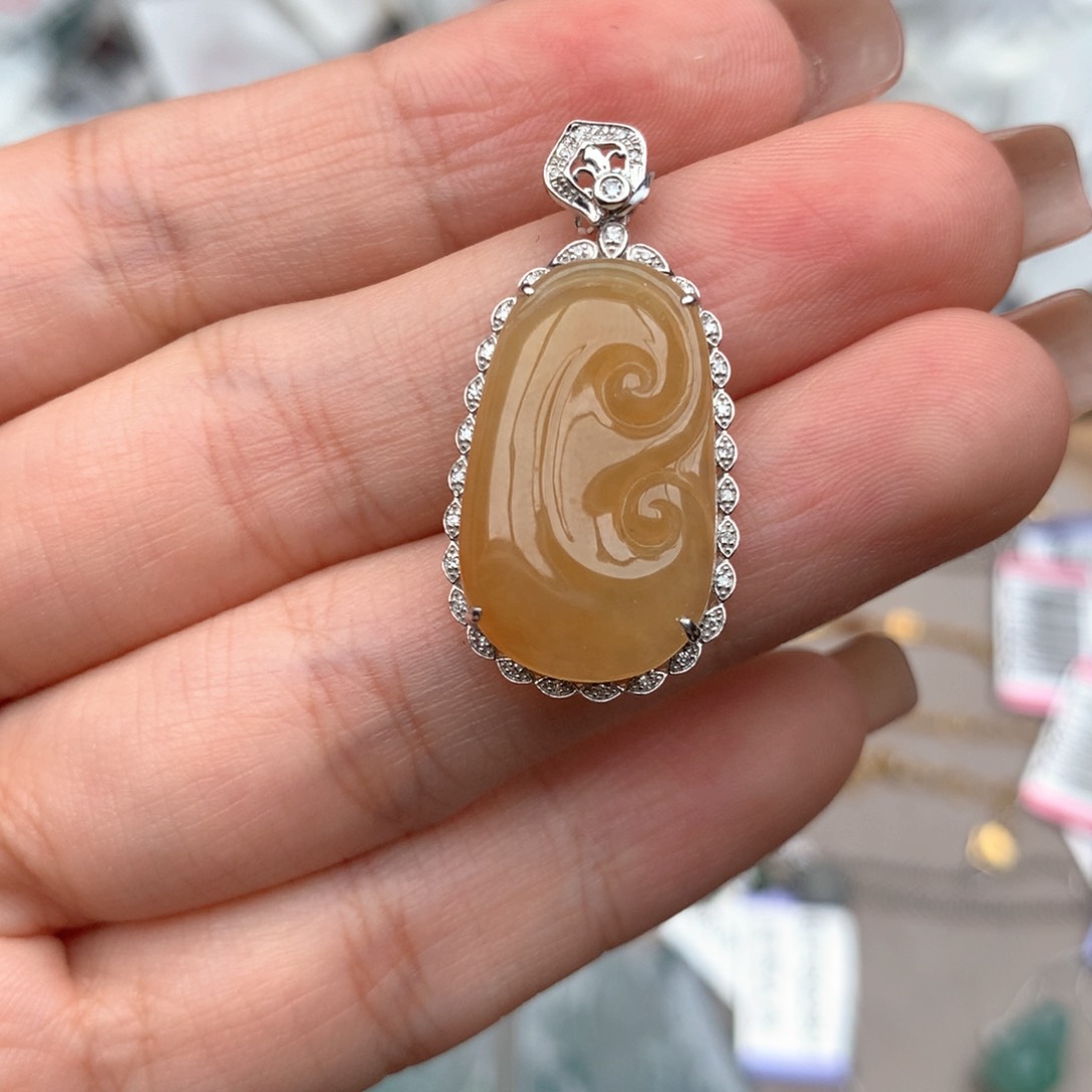 18K金镶嵌挂件翡翠