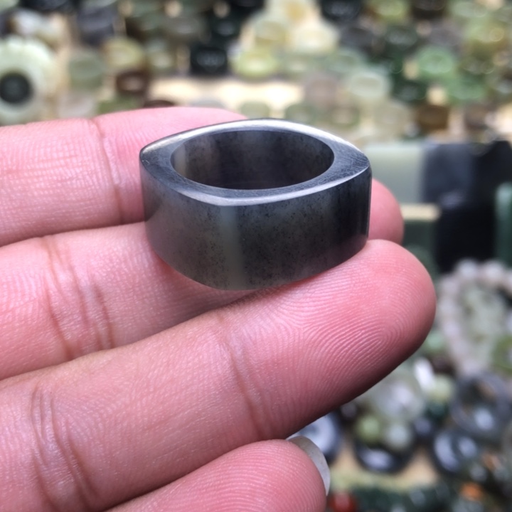 狍***面和田玉未镶嵌颈饰