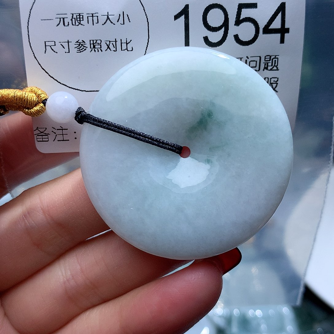 翡翠颈饰未镶嵌1954。