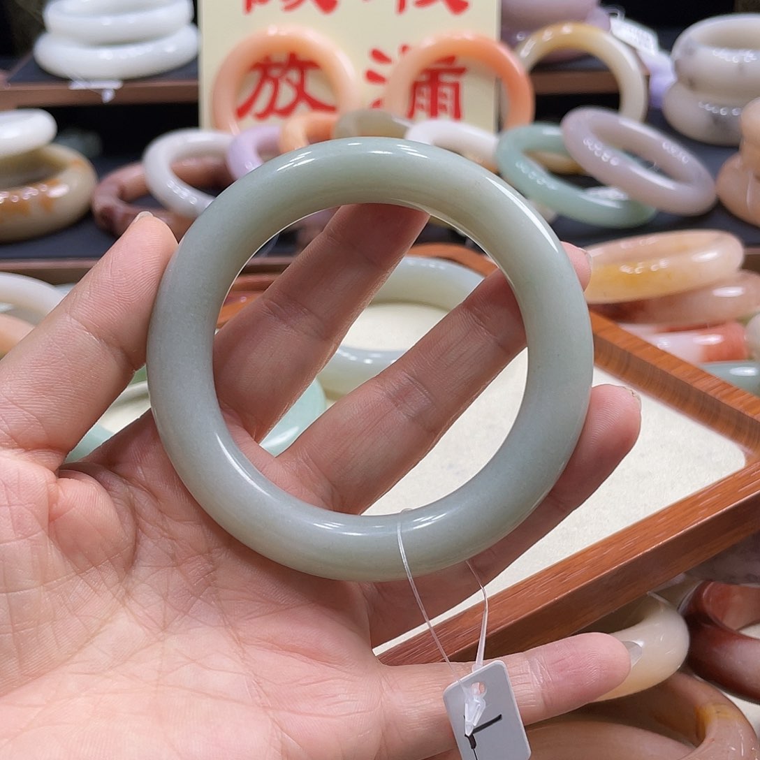 未镶嵌手镯石英岩玉提*