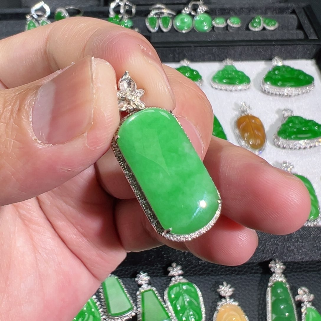 【闪购商品】翡翠吊坠(不含链)18K金镶嵌