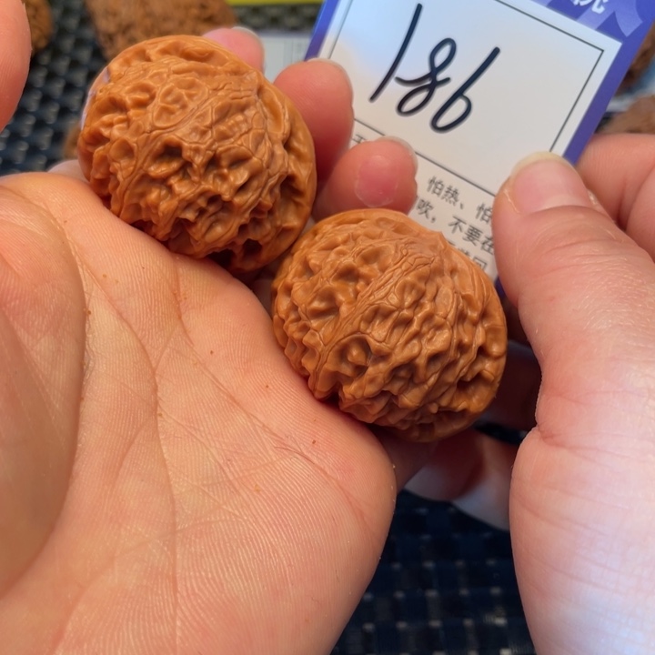 桃核把件41宫灯186。。。。。。。。