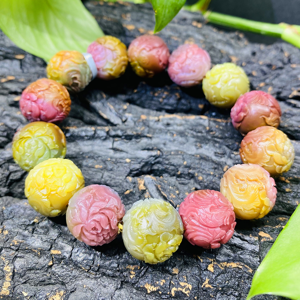 天然老矿七彩盐源玛瑙手工精雕俏色凤穿牡丹圆珠手串