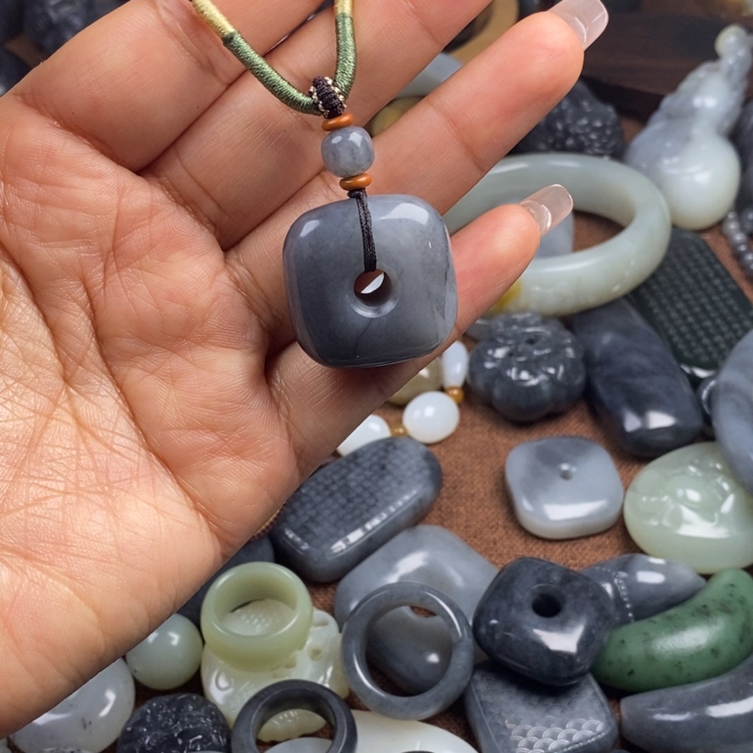 林****和田玉未镶嵌颈饰