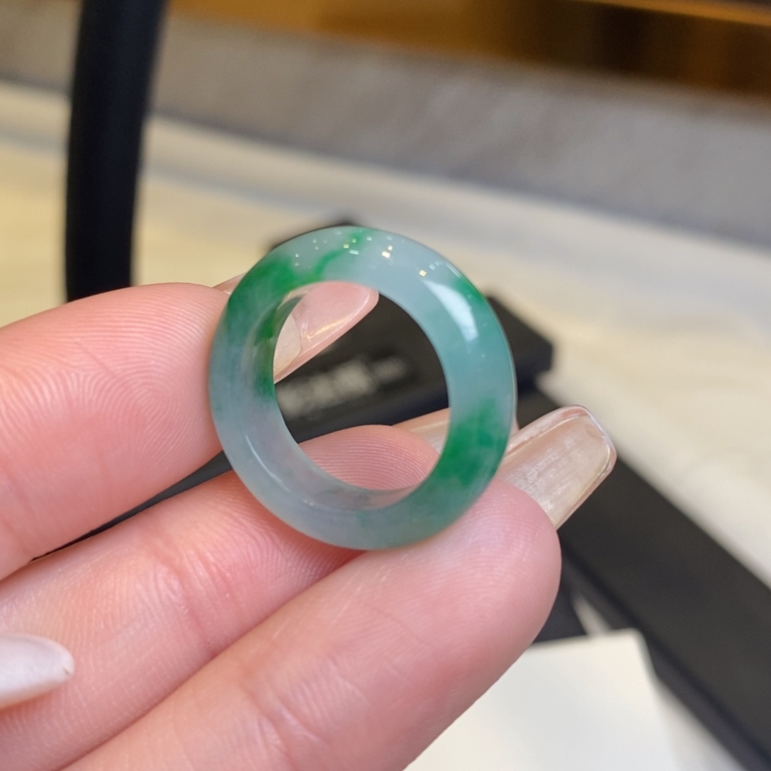 翡翠戒圈未镶嵌飘绿