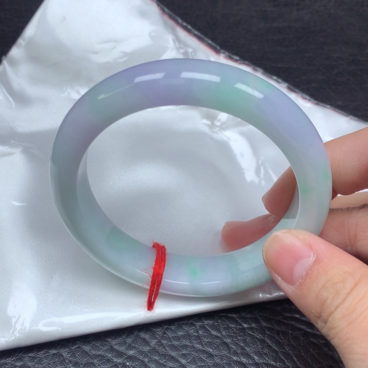 翡翠手镯未镶嵌。