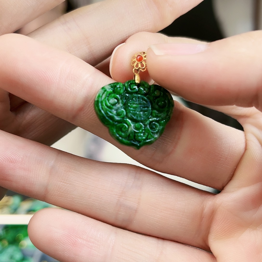 翡翠颈饰18K金镶嵌吊坠多样性