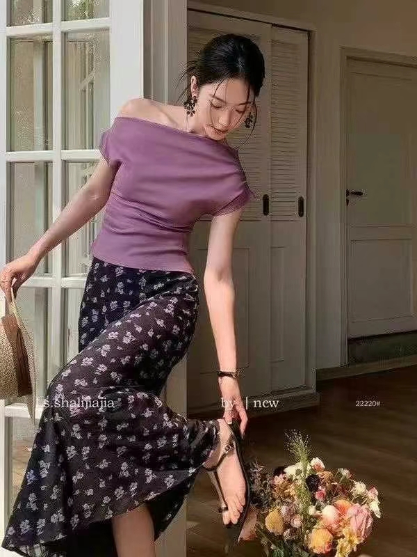 露肩褶皱短袖上衣搭配高腰碎花半身裙时尚度假套装