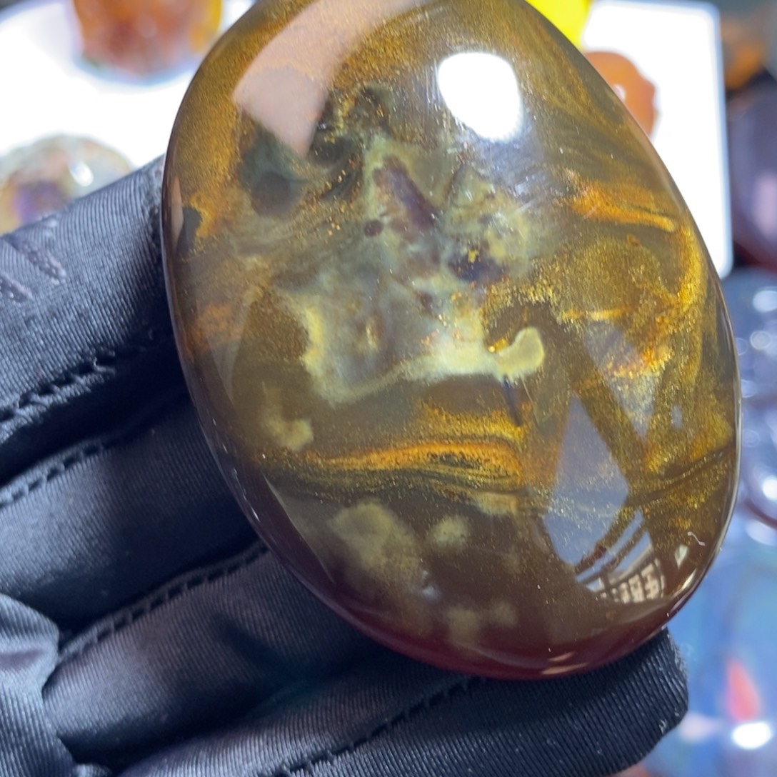 琥珀未镶嵌裸石。。