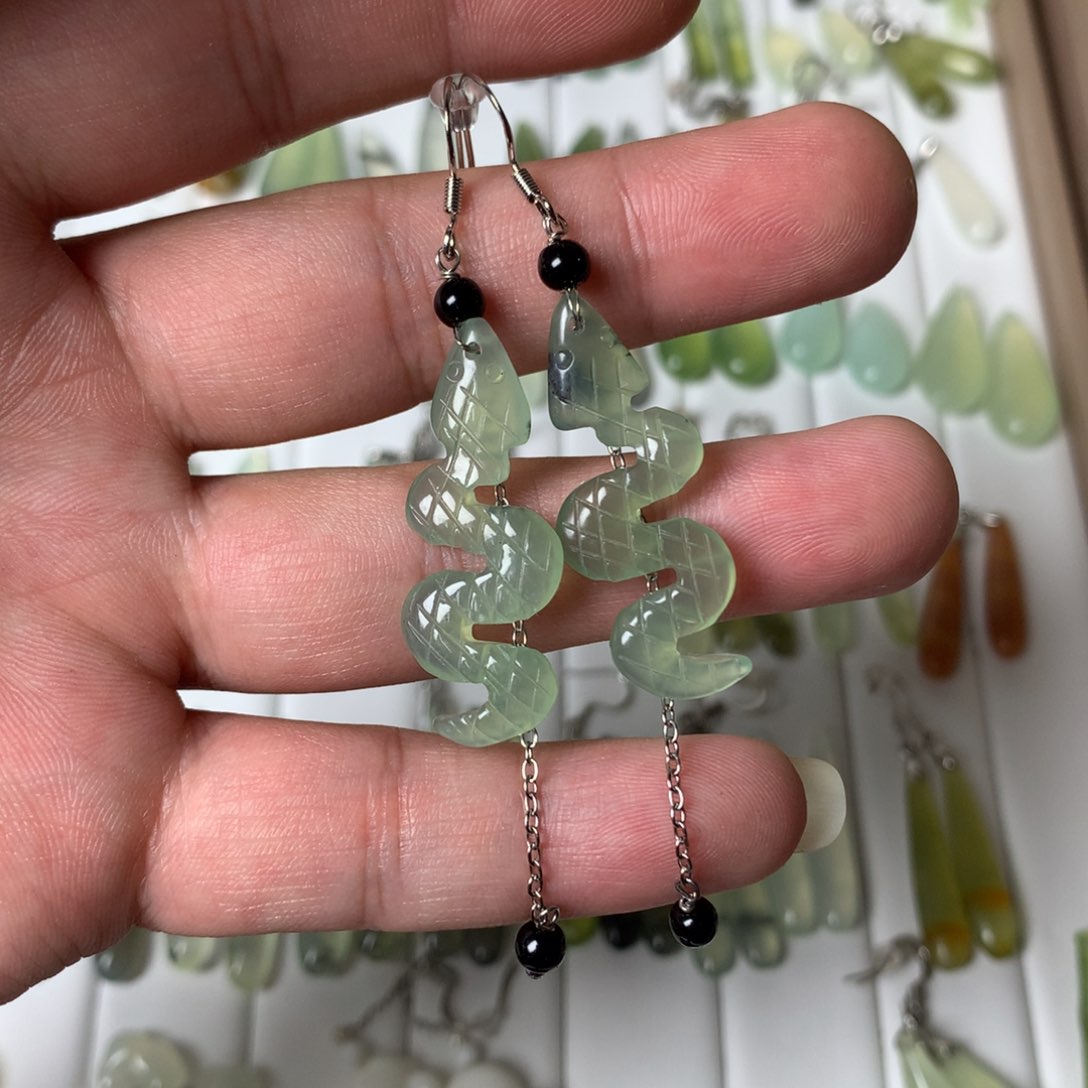 蛇纹石玉耳环未镶嵌