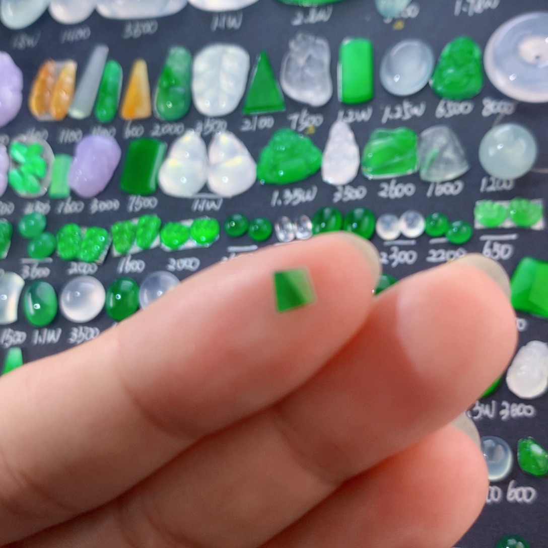 翡翠未镶嵌颈饰切割面