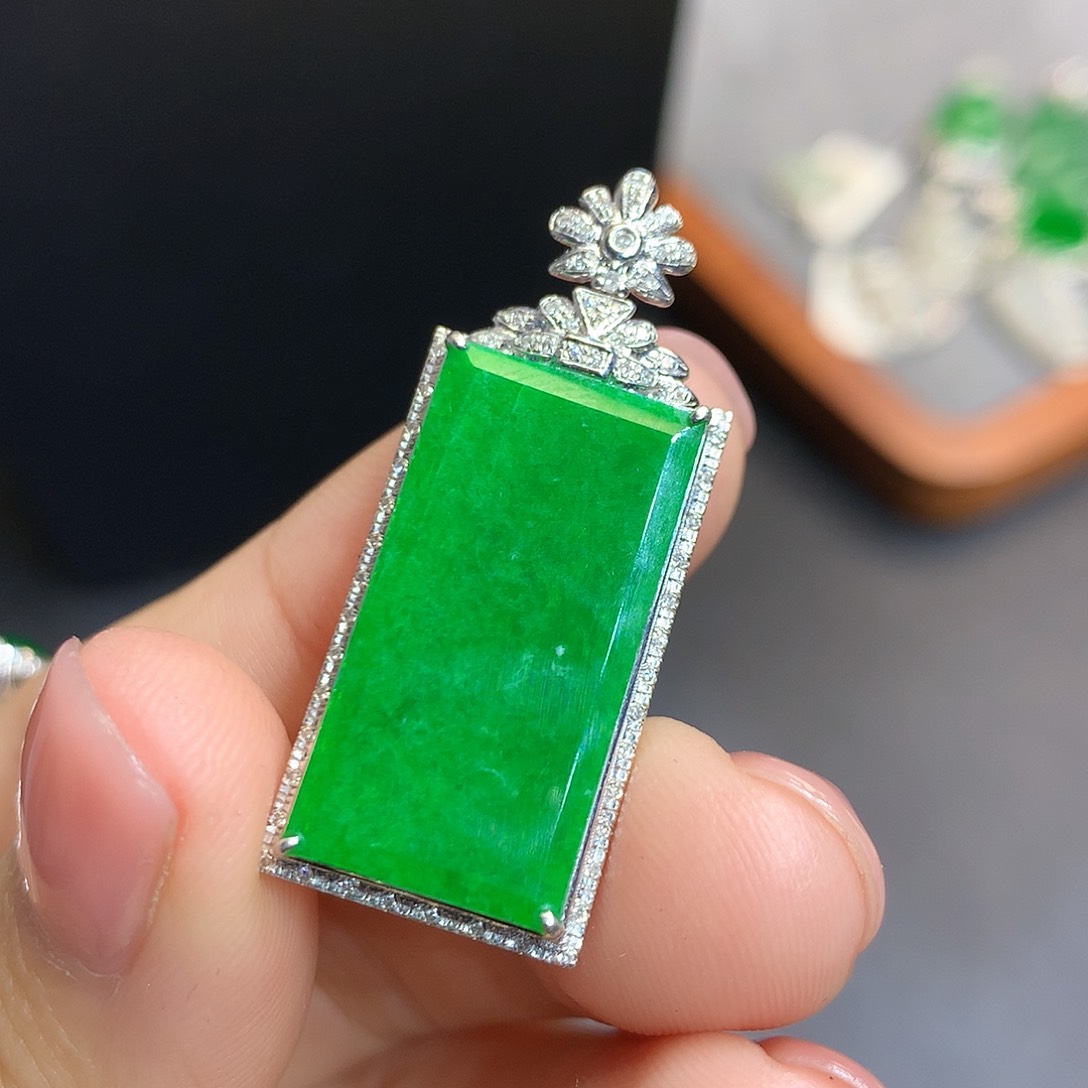 翡翠吊坠(不含链)18K金镶嵌