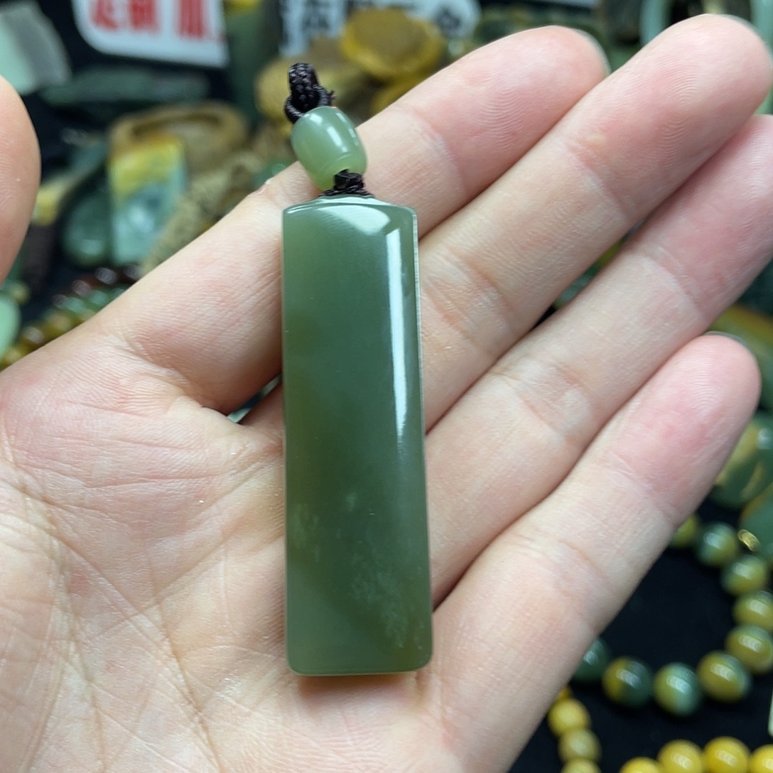 未镶嵌岫岩老玉（透闪石质玉）车挂
