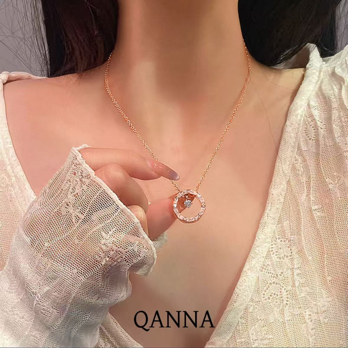 QANNA【水冰月】【满钻菱格】18K金时尚小众名媛风灵动钻石项链AY