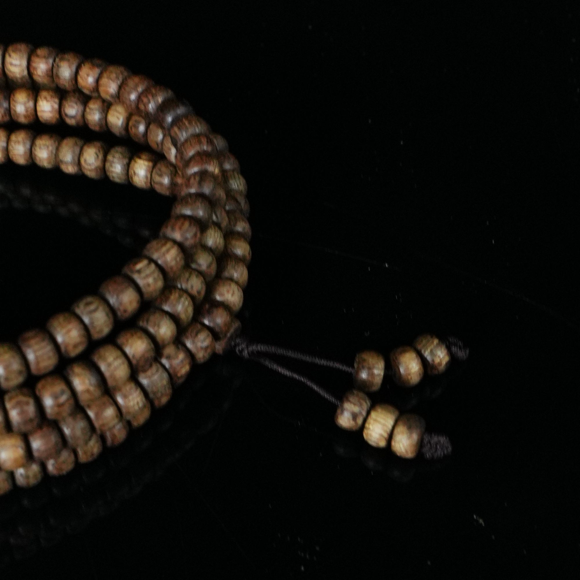 DY-A6643 文莱沉香黑棋蜜结老型珠 0.4x0.3cm 6.3g